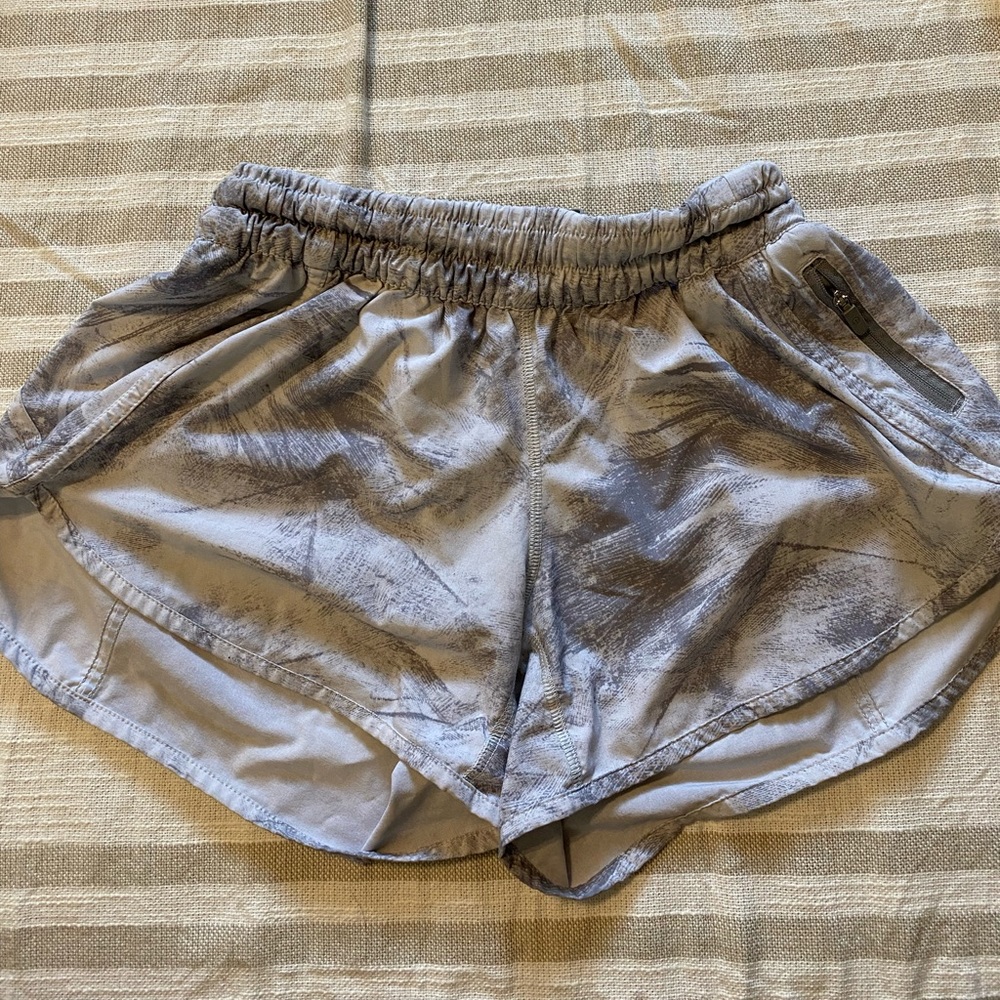 Lululemon tracker short 4 way stretch size 6